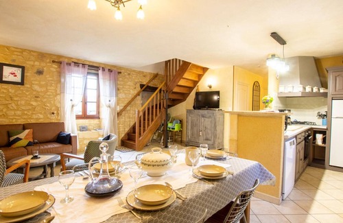 Limeuil Cottage | Charming 3-Bedroom Farmhouse Near Scenic Limeuil with WiFi, Terrace & Baby Equipment