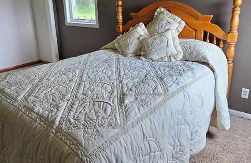 Luverne Other | Charming 3-bedroom farmhouse by Luverne with WiFi and AC