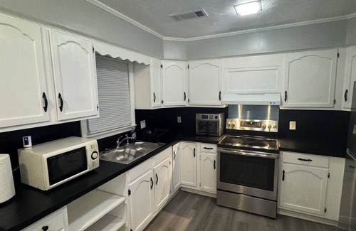 Hollandale House | Charming 3-bedroom house with WiFi and AC in Hollandale
