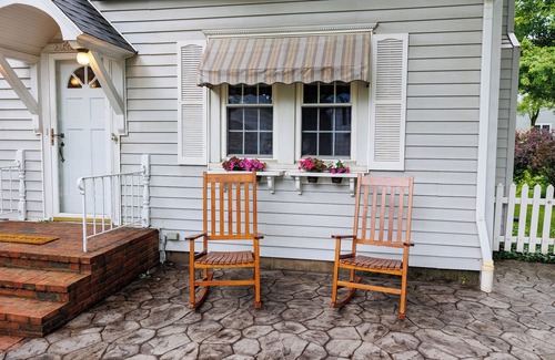 Middlebury House | Charming 3-bedroom house located on Main Street in Downtown Middlebury