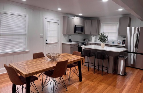 Charlotte House | Charming 3-bedroom house with WiFi and AC in Charlotte