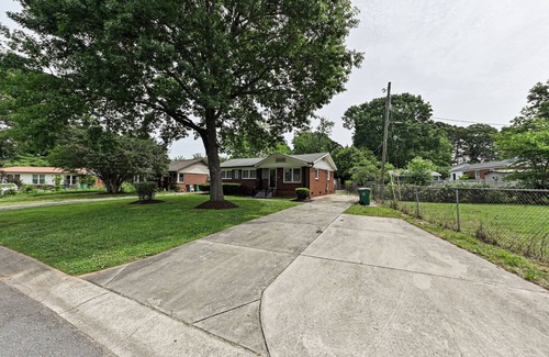 Charlotte House | Charming 3-bedroom house with WiFi and AC in Charlotte