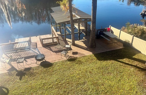 Folkston House | Charming 3-bedroom home that sits on the water of the St Mary’s River.