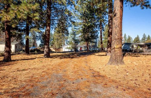 Deschutes River Woods House | Charming 3-Bedroom Home in Bend with Hot Tub Game Room & Spacious Family Dining
