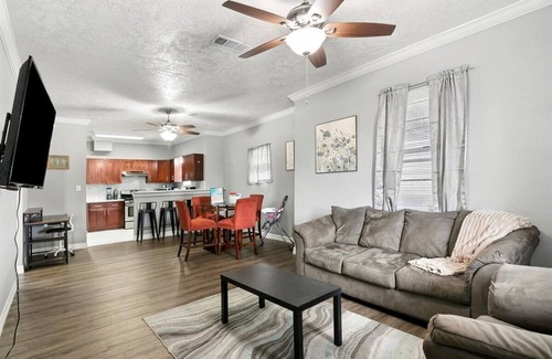 Groves House | Charming 3-Bedroom Home in Groves