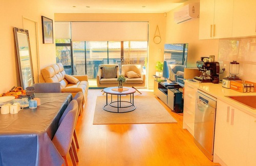 Auckland House | Charming 3-bedroom house with fitness room, WiFi in vibrant Auckland