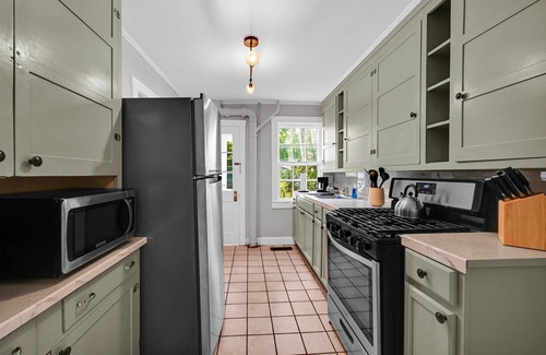 Newburgh House | Charming 3-bedroom house with WiFi, AC in marvelous Hudson Valley.