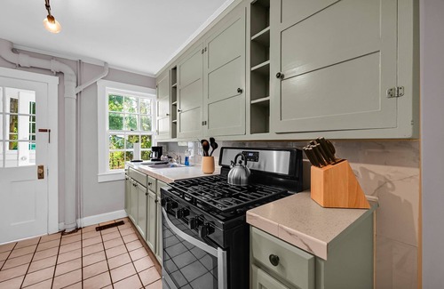 Newburgh House | Charming 3-bedroom house with WiFi, AC in marvelous Hudson Valley.