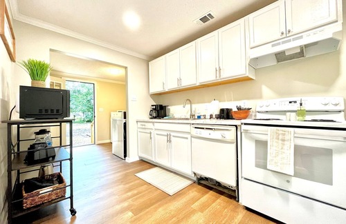 Waycross House | Charming 3-bedroom house well centralized in Waycross.