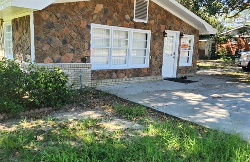 Eastman House | Charming 3-bedroom house with WiFi, AC in Eastman