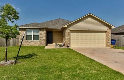 Mustang House | Charming 3-bedroom house with WiFi, AC in quaint Mustang