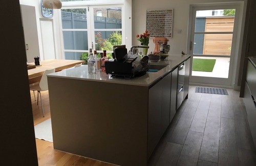 Mortlake House | Charming 3-bedroom house with Peloton and WiFi in leafy Barnes, London SW13