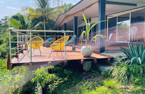 Isla Saboga House | Charming 3-bedroom house with AC, WiFi in fantastic view on Saboga bay