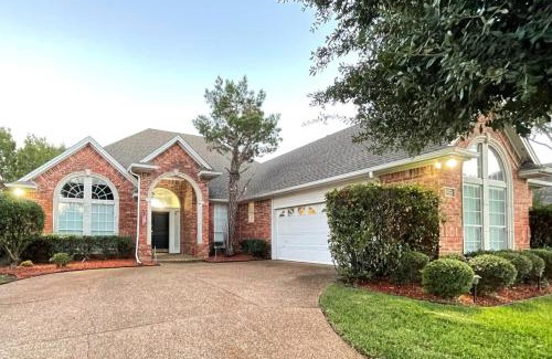 Bedford House | Charming 3-bedroom house near AT&T Stadium, Six Flag, DFW Airport