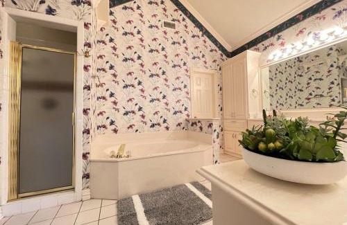 Bedford House | Charming 3-bedroom house near AT&T Stadium, Six Flag, DFW Airport