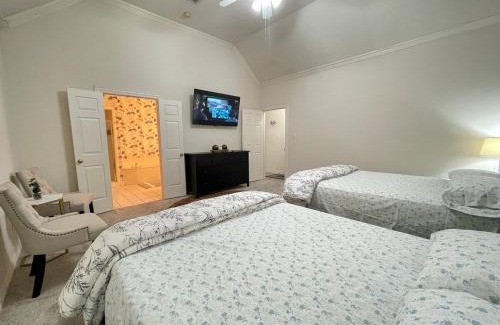 Bedford House | Charming 3-bedroom house near AT&T Stadium, Six Flag, DFW Airport
