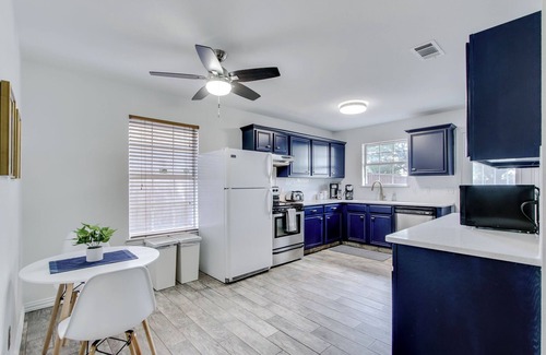 Dallas House | Charming 3-bedroom house centrally located in Dallas - massive private yard!