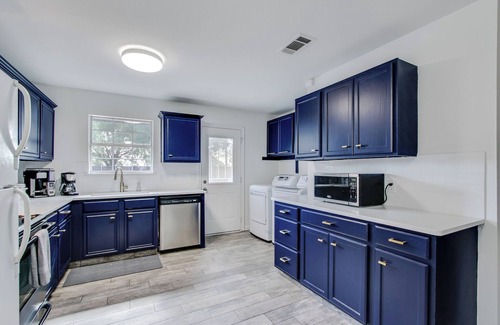 Dallas House | Charming 3-bedroom house centrally located in Dallas - massive private yard!