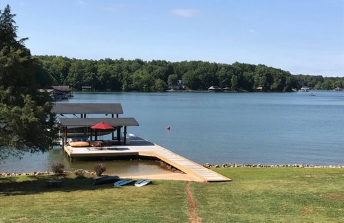 Felton House | Charming 3-bedroom house with lakefront view and AC in Felton