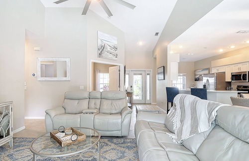 Falcons Glen House | Charming 3-bedroom house with lanai and heated pool in Lely Resort.