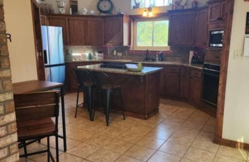 Deweyville House | Charming 3-bedroom house with WiFi and AC in Orange with a pool