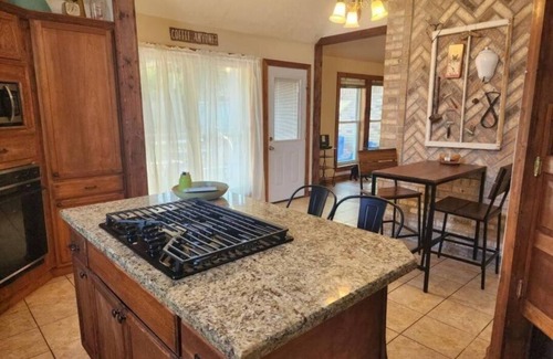 Deweyville House | Charming 3-bedroom house with WiFi and AC in Orange with a pool