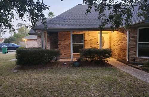 Deweyville House | Charming 3-bedroom house with WiFi and AC in Orange with a pool