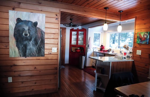 Winchester House | Charming 3-bedroom lakehouse in Winchester with WiFi and AC
