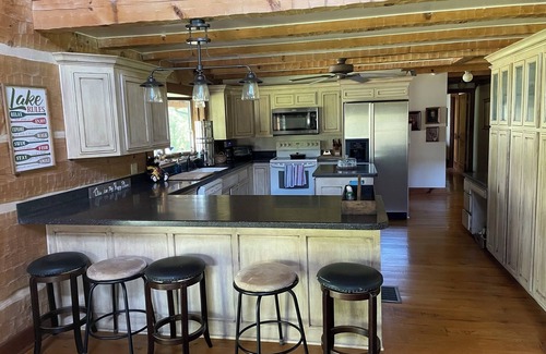 Paisley Cabin | Charming 3-bedroom lakefront cabin in welcoming Paisley