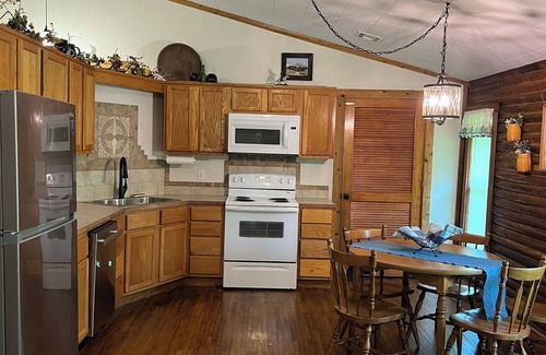 Powell Cabin | Charming 3-bedroom log cabin in beautiful country setting near Bella Vista Ar