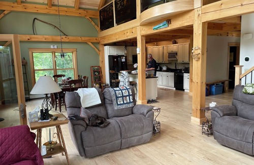 Bethel House | Charming 3-bedroom post & beam WiFi, AC in beautiful Bethel