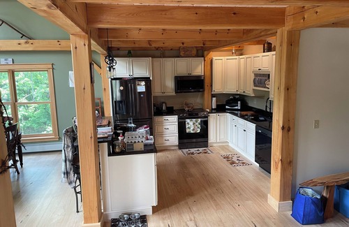 Bethel House | Charming 3-bedroom post & beam WiFi, AC in beautiful Bethel