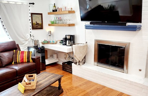 Amarillo House | CHARMING 3-Bedroom RETREAT GATEAWAY PET Friendly ♥️ HOT TUB - GYM- POOL TABLE