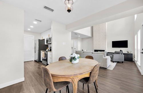 Grapevine House | Charming 3-bedroom townhome with AC and WiFi in Grapevine