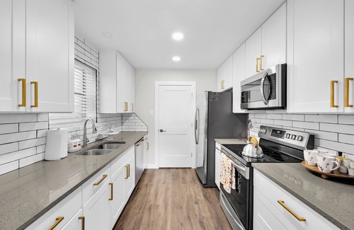 Grapevine House | Charming 3-bedroom townhome with AC and WiFi in Grapevine
