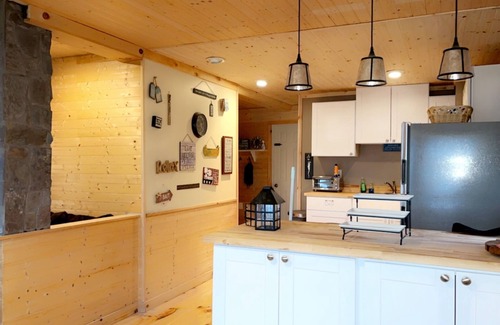 Crown Point House | Charming 3-bedroom house in Crown Point with WiFi and AC