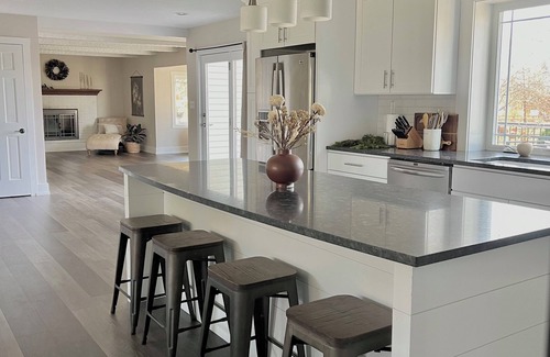 Suplee House | Charming 3-bedroom house with fenced in dog yard and playground and hottube