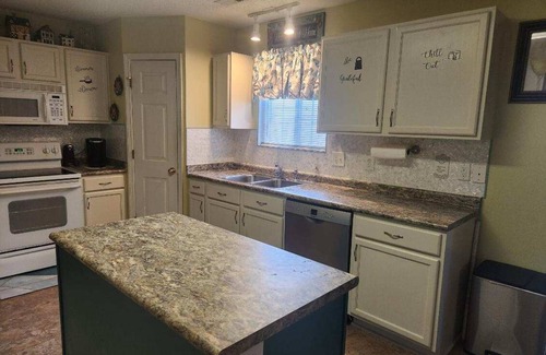 McLeansville House | Charming 3-bedroom house in delightful McLeansville with AC, WiFi