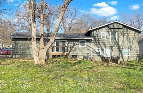 Overland Park House | Charming 3-bedroom house in nice Overland Park with AC, WiFi