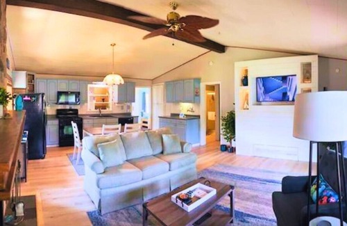 Pigeon House | Charming 3-bedroom water-front house 10min from Caseville with WiFi, AC, Heat