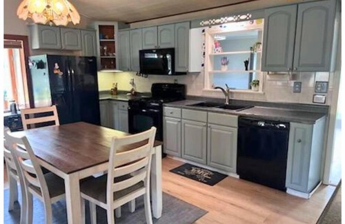 Pigeon House | Charming 3-bedroom water-front house 10min from Caseville with WiFi, AC, Heat