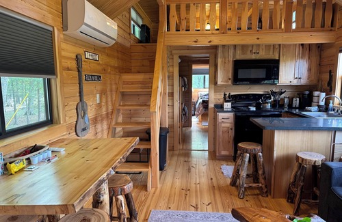 Weikert Cabin | Charming 3-room cabin in Millmont with fire pit, AC, freeWiFi, hammock and porch