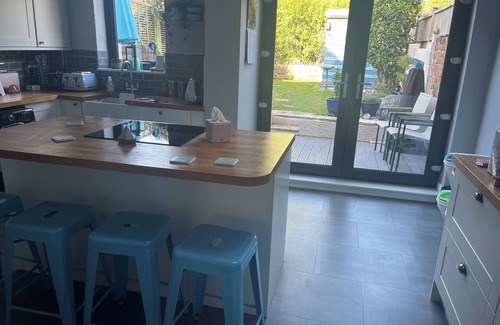 Southville Apartment | Charming 3BD House w/Private Garden - Bristol!