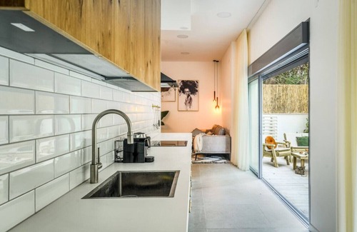 Hod HaSharon Apartment | Charming 3BR Apt with Garden in Ramat HaSharon