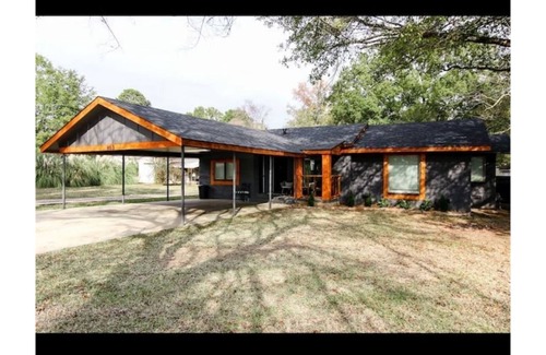Wake Village House | Charming 3BR Home on Manila