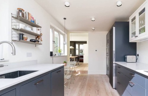 Chiswick House | Charming 3BR House Ideal for Work and Play