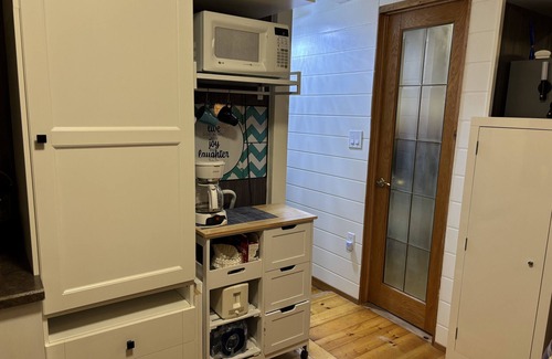 Adolphustown Cottage | Charming 4-bedroom cottage in lovely Greater Napanee with AC