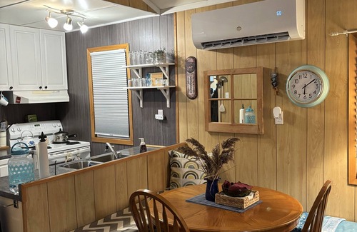 Adolphustown Cottage | Charming 4-bedroom cottage in lovely Greater Napanee with AC