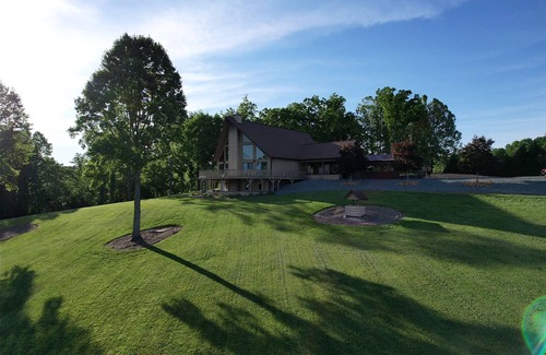 Pilot Mountain Ski Chalet | Charming 4-bedroom Chalet with WiFi and Welcoming View of Pilot Mountain