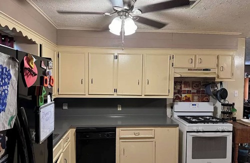 Bryan House | Charming 4-bedroom family home with AC and WiFi in Bryan with plenty of room!